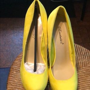 Breckelles Collection Bright Yellow Wedges-New
